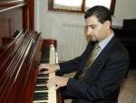 Francesco Marino al pianoforte mentre suona "Partenope" 